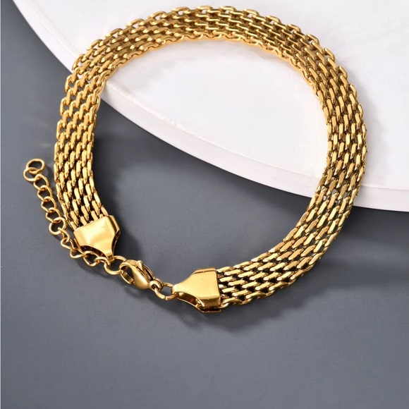 Elegant Gold Chain Bracelet - Picture 5 of 6
